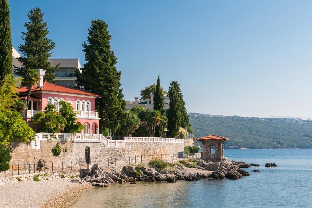 Nekadašnja ljetna rezidencija Žuži Jelinek nalazi se na samoj obalnoj šetnici Lungomare a nakon višegodišnje obnove otvorena je za goste dubokog džepa koji mogu plaititi 1.600 eura i više za noć