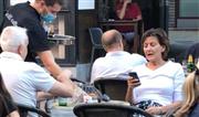 Martina Dalić zuri u mobitel čak i dok konobar preuzima narudžbu