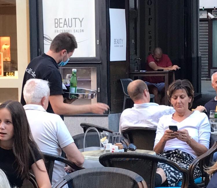 Ne skida pogled s mobitela kao da prima poruke od životne važnosti