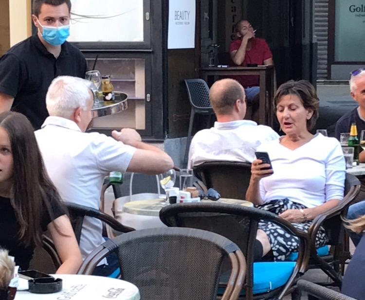 Ili možda pretražuje što se piše  njoj na portalima