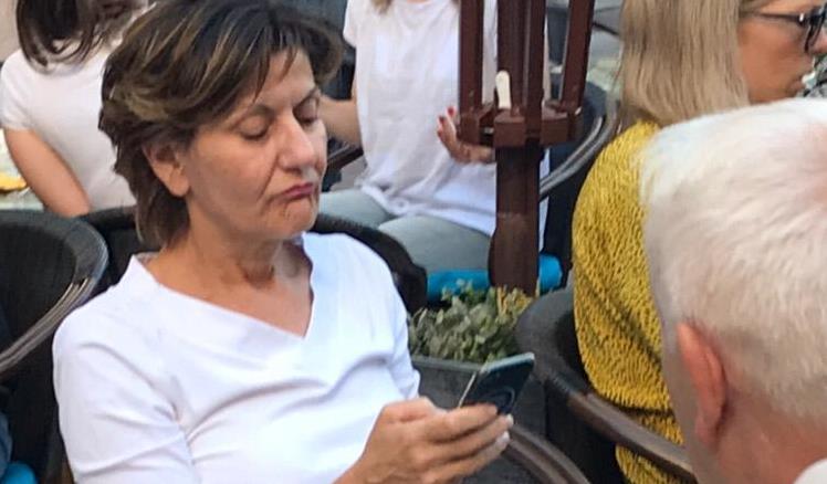 Izraz Dalićkinog lica govori da je nešto gadno ugledala na mobitelu