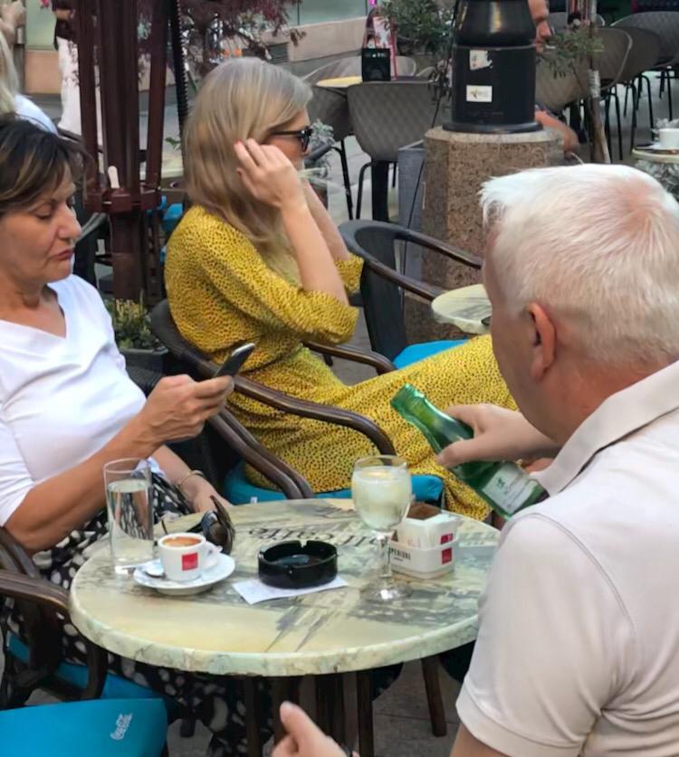 I kavu je srknula u hipu samo da preostane čim više vremena za surfanje