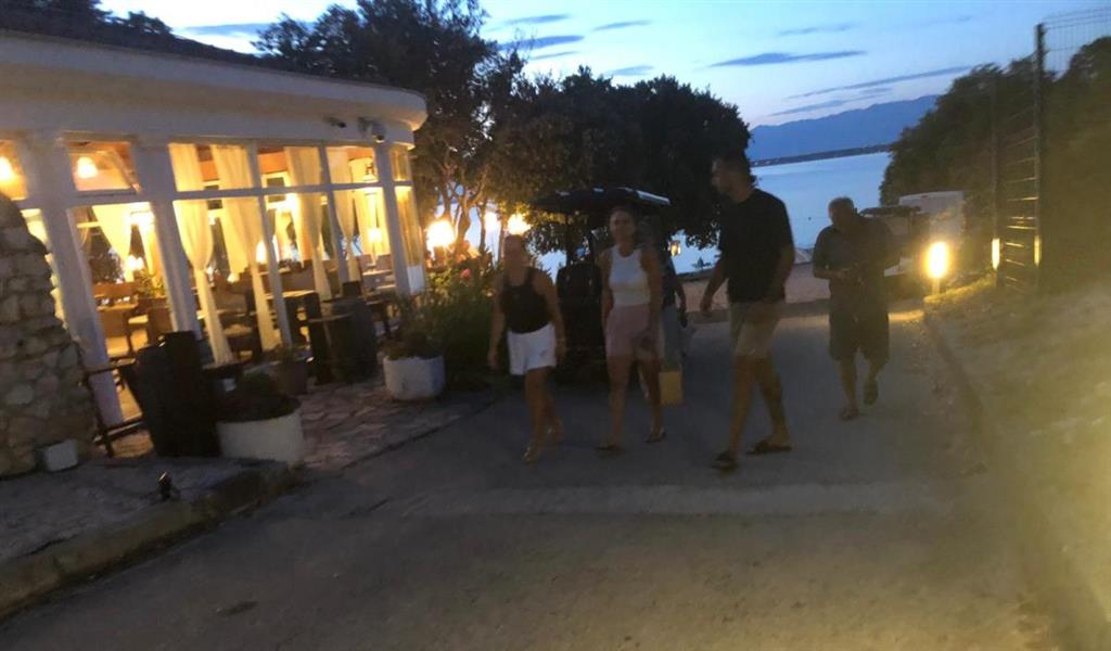 Dok je Modrićeva obitelj napuštala restoran Planiku koji se nalazi na plaži Falkensteinerovog kompleksa u Punta Skali tata kapetana Vatrenih gledao je u mobitel pa su ga dozivali 'STIPE, STIPE'
