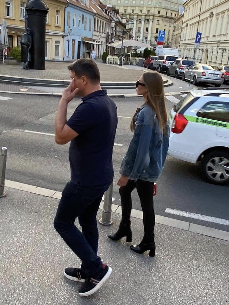 Tatina princeza imala je uzane sjajne tajice i čizme s potpeticom