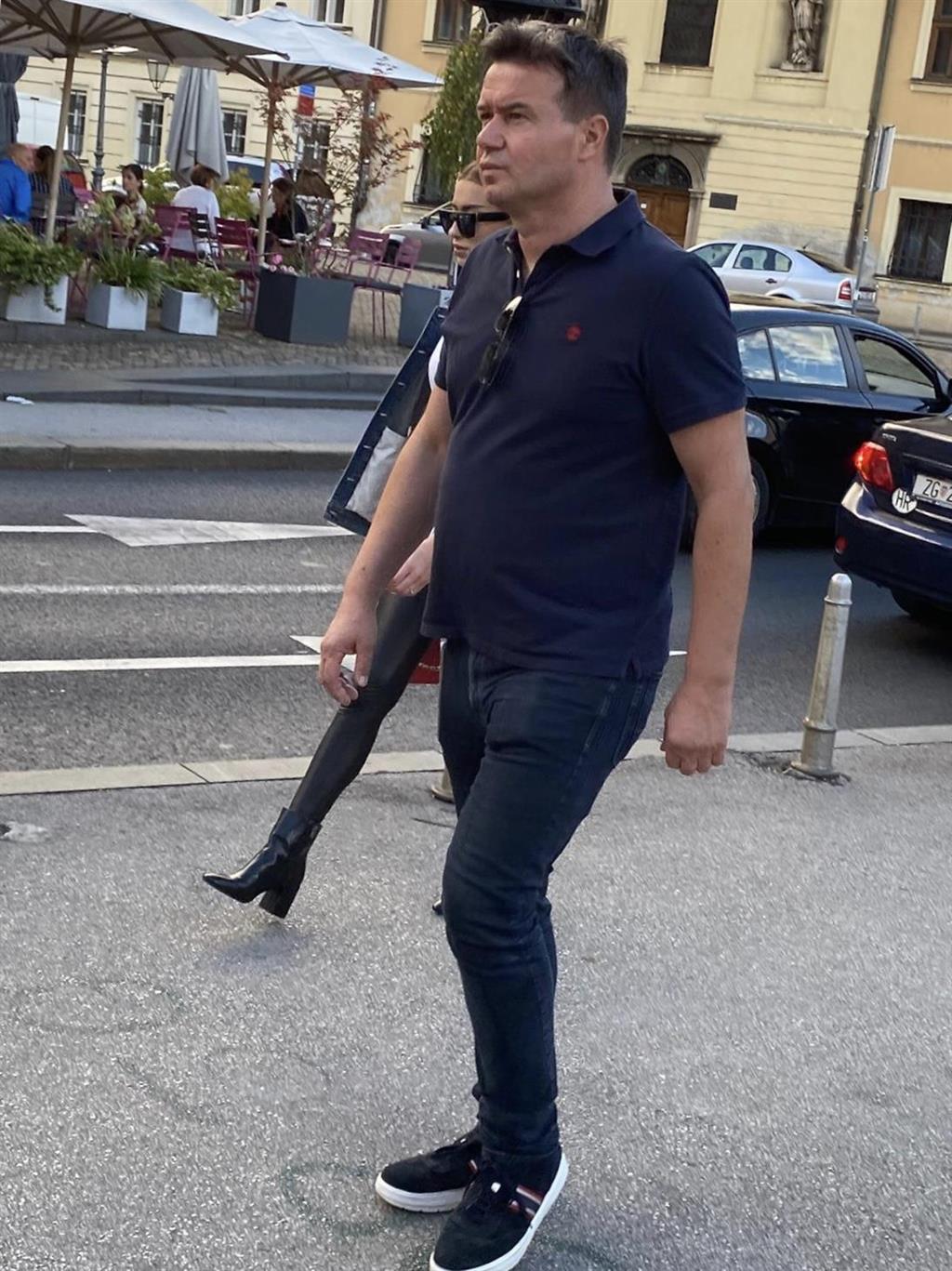 Obratite pozornost na siguran korak mlade dame