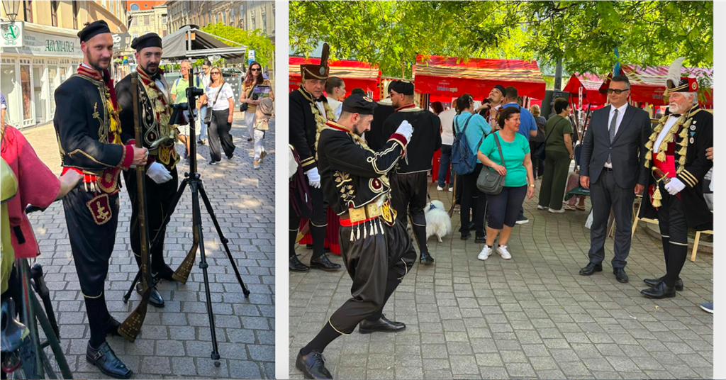 Mladi zagrebački glumac Luka Šatara u tradicionalnoj odori Bokeljske mornarice, primio se i foto aparata da uslika markantnog starijeg gospodina u toj tradionalnoj nošnji Hrvata iz Crne Gore