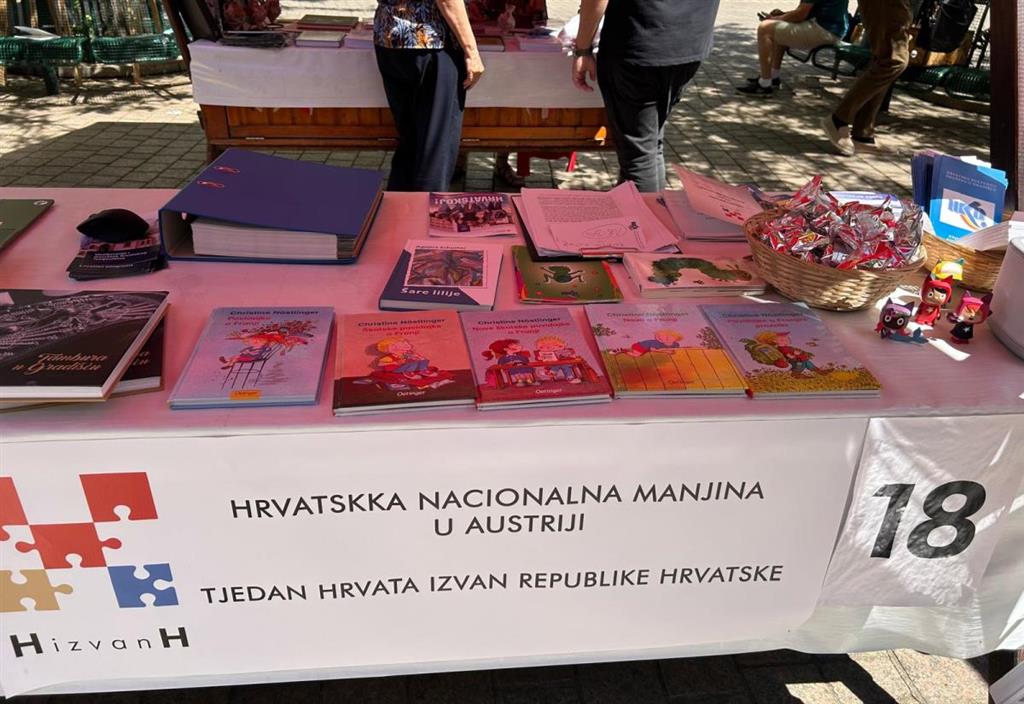 Na štandu br. 18 izlagali su Hrvati iz Austrije i Gradišta a domaćini su im nekom pogreškom otisnuli dva K u nazivu HRVATSKKA nacionalna manjina