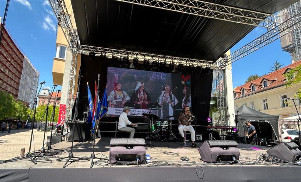 Na pozornici na Europskom trgu u zadnjem tjednu svibnja, a koji prethodi Danu državnosti 30. svibnja, smjenjivale su se skupine i govornici koji su predstavljali bogatu tradiciju i običaje Hrvata iz BiH i dijaspore