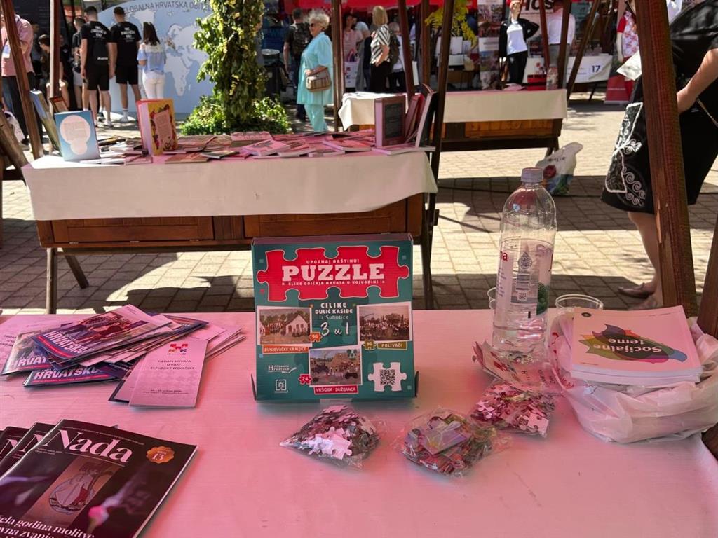 Hrvati iz Vojvodine na svom su štandu imali i edukativne puzzle preko kojih nastoje upoznati s tradicijom i običajima Hrvata iz Subotice i drugih krajeva