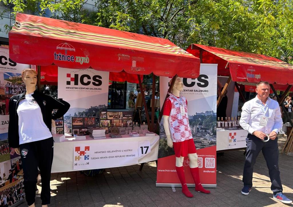 Štand Hrvatskog iseljeništva u Austriji na kojem je istaknut i Hrvatski centar iz Salzburga te sportski dresovi sa šahovnicom