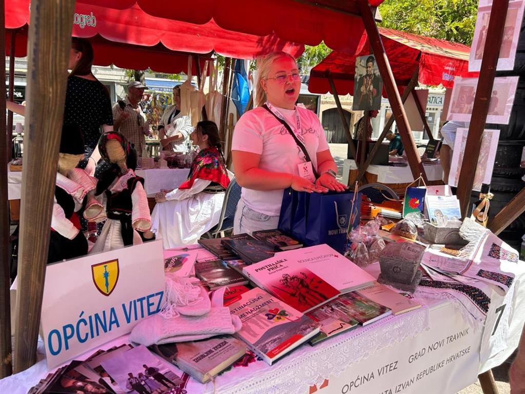 Ljubazna domaćica na štandu Općina Vitez, Travnik i Novi Travnik tumačila je kako je Travnik puno stariji od Novog Travnika koji je izrastao u komunizmu na temeljima Tvornice oružja Bratstvo
