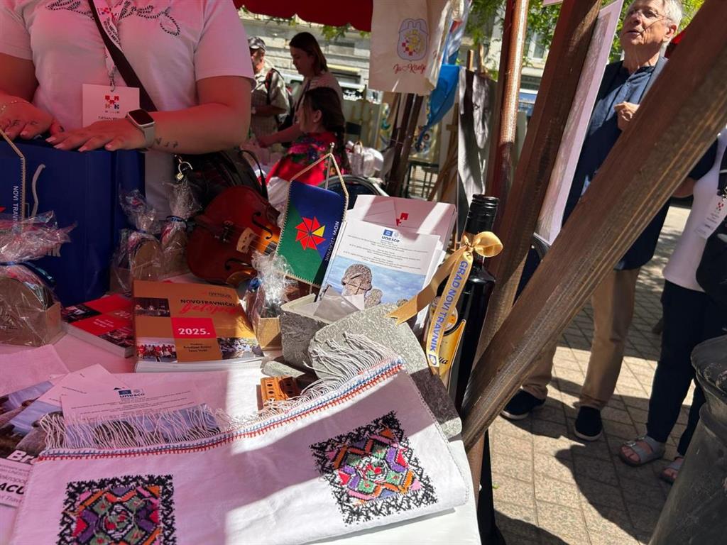 Na štandu Novog Travnika moglo se saznati i kako su netom dobili 460.000 KM za promociju nekropole stećaka Maculje, lokaliteta koji je dio svjetske baštine UNESCO-a, a što je dio aplikacije Heritage