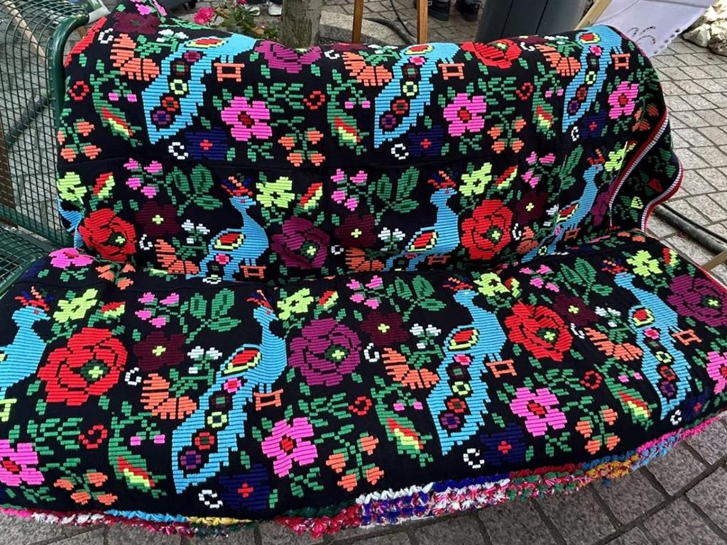 Motivi na ovoj tkanoj prekrivci iz Bosanske Posavine svjedoče kako je motiv pauna ukrašavo domove tamošnjih žitelja, neki modni kreativac iz ovog bi mogao crpiti uzorke za modernu odjeću s etno elementima