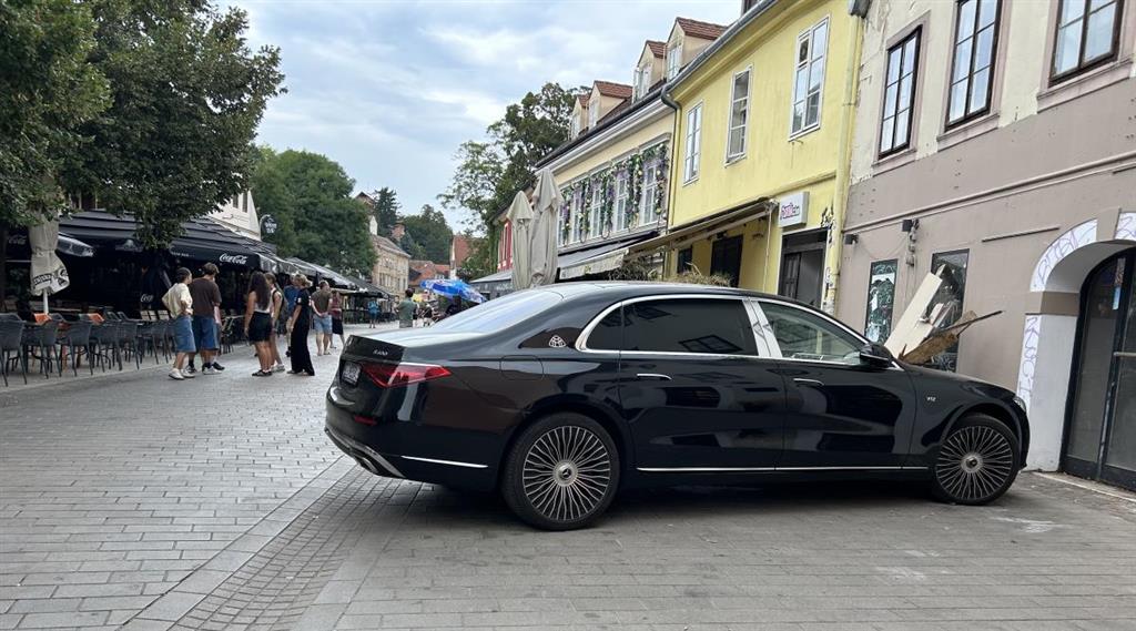 Ovo je svakodnevni prizor u Tkalči, pješačka zona u Tkalčićevoj zakrčena je Mercedesom gazde Magazinske klete