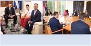 Premijer Plenković primio je u Vladi svoga prijatelja Vladislava Veselicu kao predsjednika Hrvatskog plivačkog saveza (foto Faceprofil HPS) a predsjednik Milanović primio ga je kao člana Uprave Kluba Sinjana (foto: predsjednik.hr)