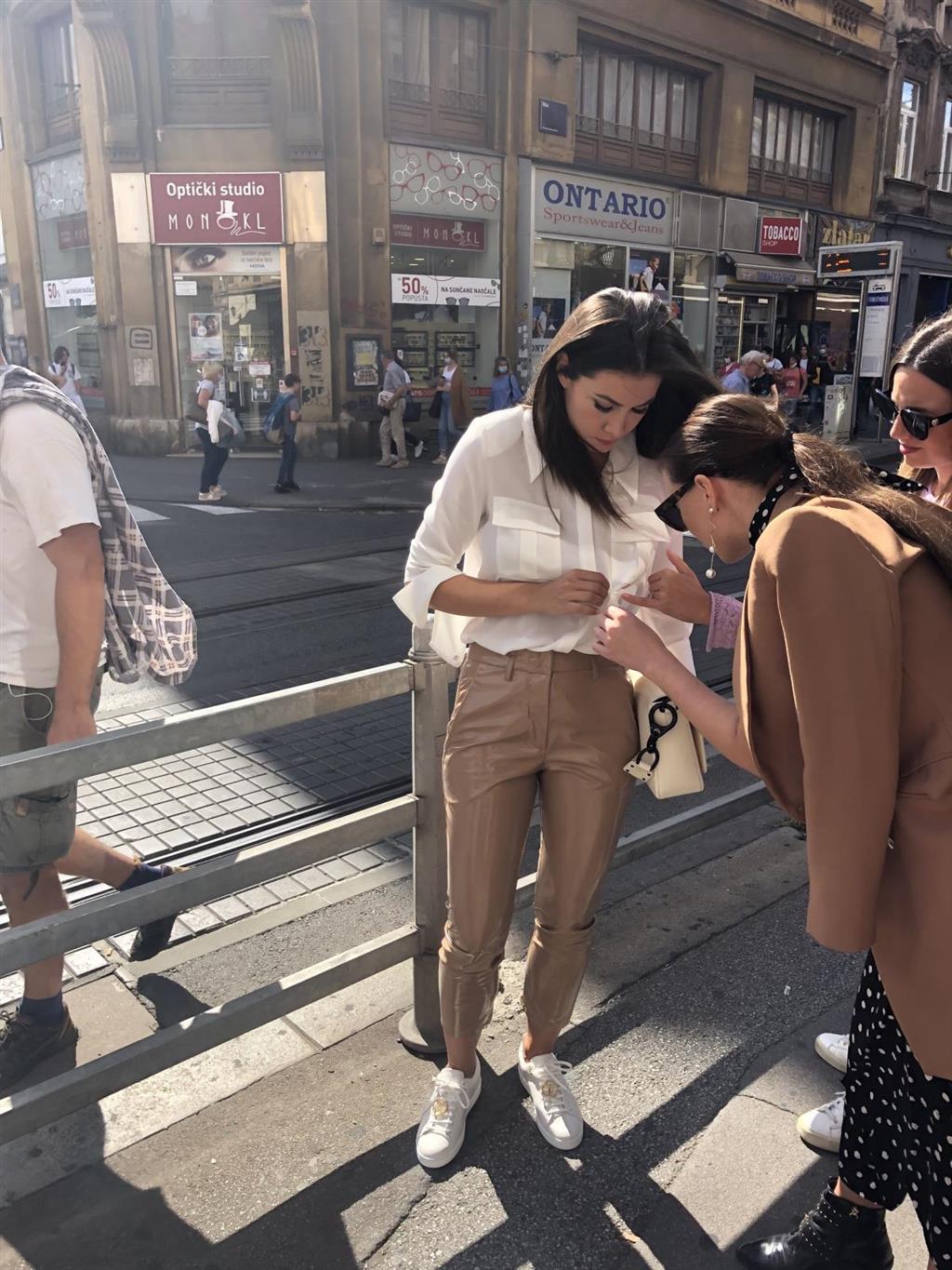 Fotografije svjedoče kako je Jelena zbog fantomske fleke zaustavila pješački promet usred radnog dana u Ilici