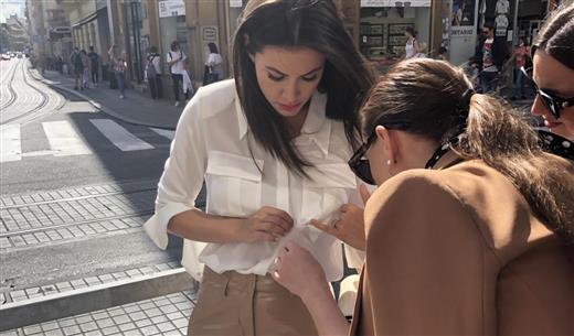 Možda su Jelena i ekipa pribavile dozvolu za zatvaranje pješačkog prometa zbog fleke samo nisu istaknule tablu s upozorenjem "PAZI FLEKA NA PUTU"